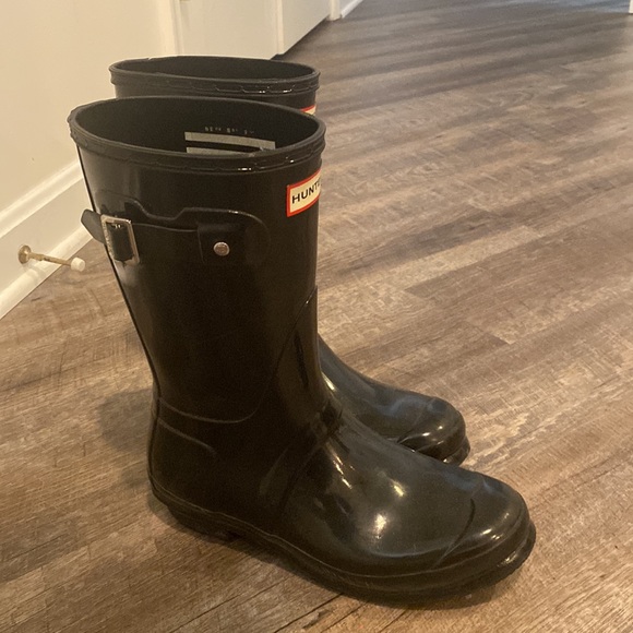 Black mid calf Hunter rain boots; Size US 8 EU 39 - Picture 3 of 4